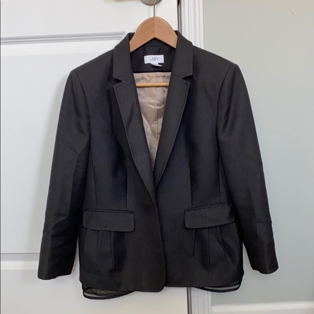 3/4 length sleeve jacket with pocket pleats.